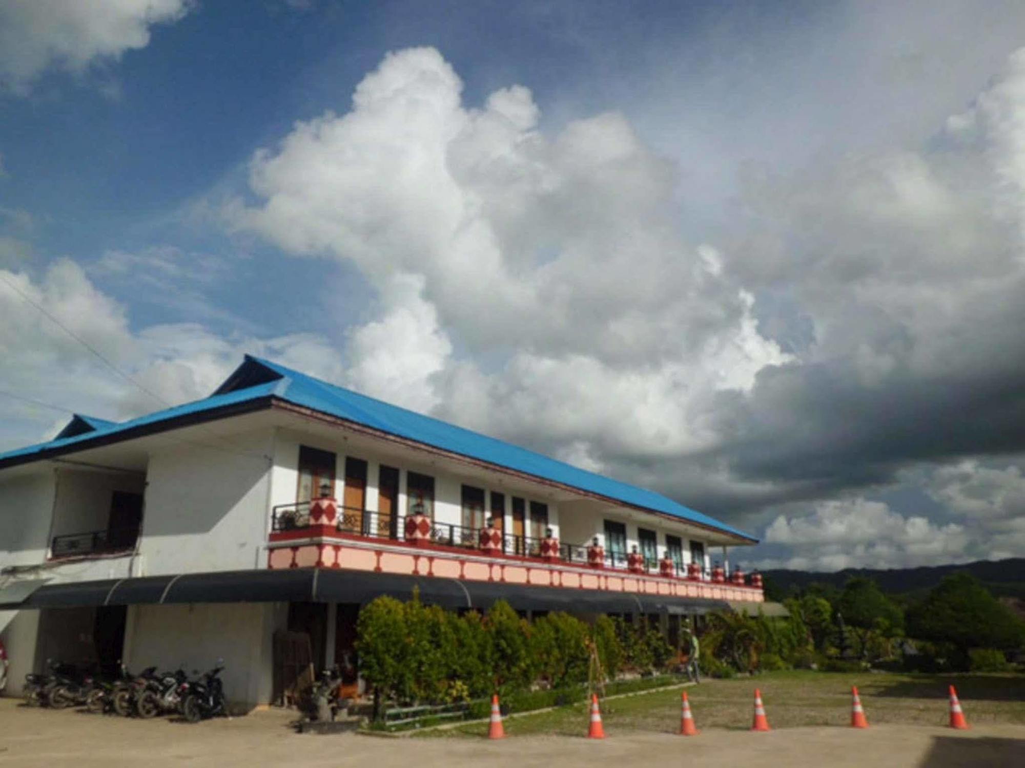 Hotel Sinar Tambolaka Waingapu 외부 사진